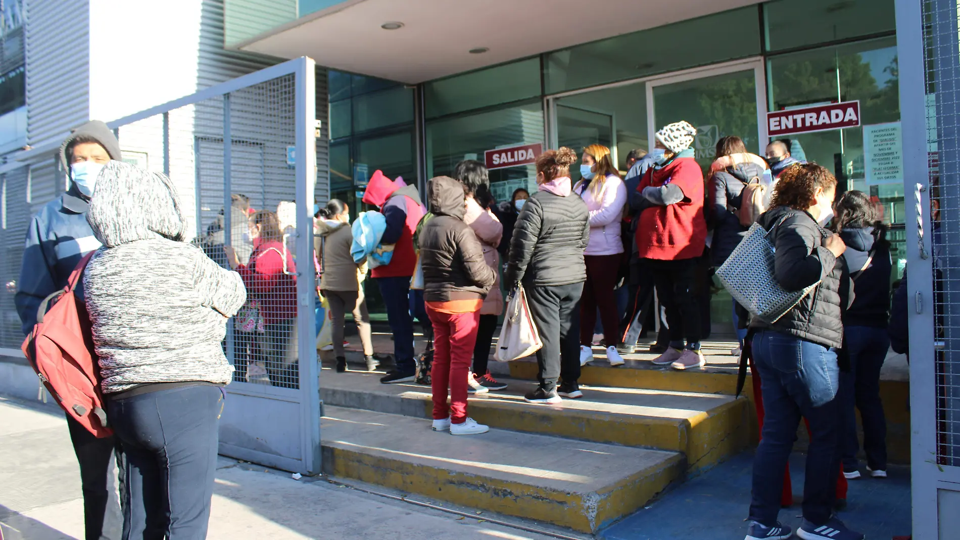 Carecen de hemodiálisis en el IMSS, madrugan para obtener el servicio